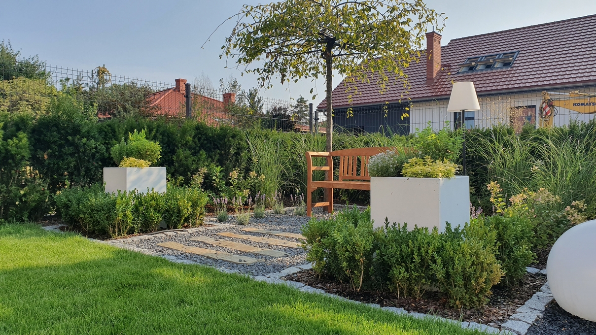 ogród przy domu jednorodzinnym